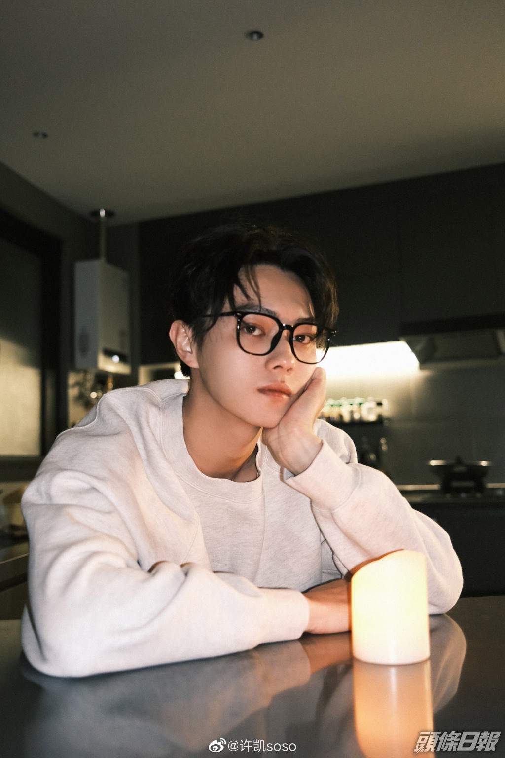 內地27歲男星許凱因為《延禧攻略》躍升流量演員，早前被狗仔揭出與同門小師妹趙晴浪漫約會，怎料隨住新戀情，卻驚爆他以往的情史，兼愛在「社內選妃」及「睡粉絲」，有指他「睡粉絲」時不付開房錢，要由女方埋單，惹起爭議。